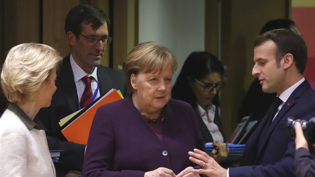 Ldi evropskch zem se sjeli do Bruselu na summit o rozpotu EU, na snmku pedsedkyn Evropsk komise Ursula von der Leyenov, nmeck kanclka Angela Merkelov a francouzsk prezident Emmanuel Macron. (21. nora 2020)