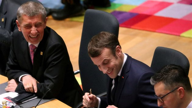 Ldi evropskch zem se sjeli do Bruselu na summit o rozpotu EU, na snmku esk premir Andrej Babi a francouzsk prezident Emmanuel Macron. (21. nora 2020)