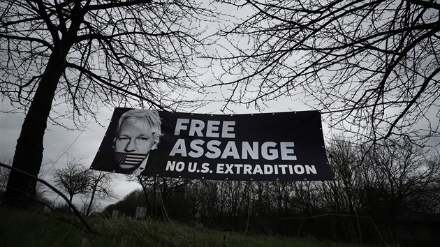 Příznivci zakladatele serveru WikiLeaks Juliana Assange v Londýně protestovali proti jeho možnému vydání do Spojených států. (24. února 2020)
