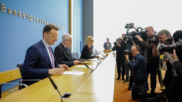 Nmeck ministr zdravotnictv Jens Spahn (vlevo) a ministr vnitra Horst Seehofer na tiskov konferenci k epidemii koronaviru (27. nora 2020)