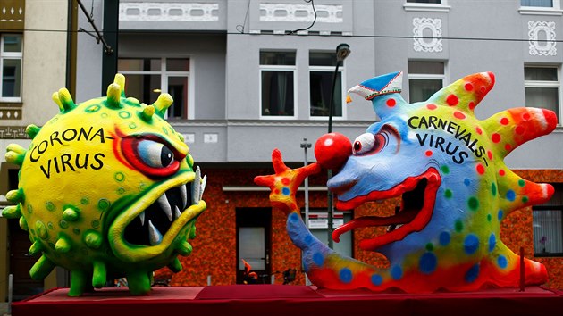 Na alegorickm voze projelo pi masopustnm prvodu nmeckm Dsseldorfem zpodobnn koronaviru i karnevalviru. (24. nora 2020)