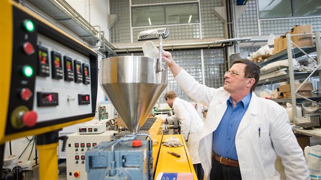 Ve zl�nsk�m Centru polymern�ch syst�m� vyv�jej� nov�, ekologick� plast.