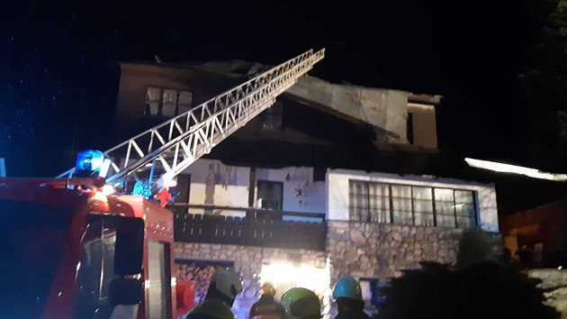 Silný noční vítr poškodil střechu domu ve Strážném na Královéhradecku (24. února 2020)