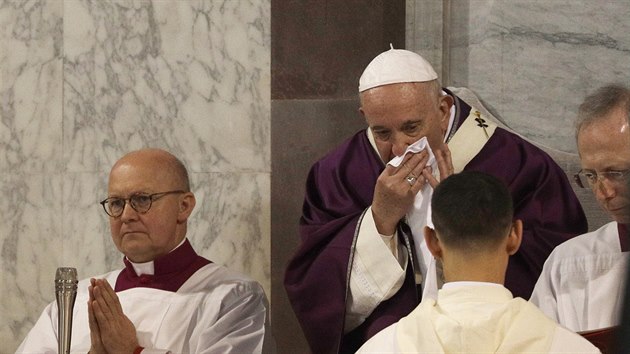 Papež František v lehké indispozici během Popeleční středy (26. 2. 2020)