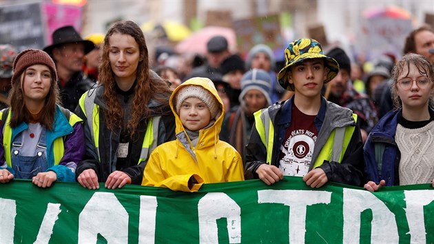 vdsk ekologick aktivistka Greta Thunbergov (ve lut bund) na demonstraci v britskm Bristolu (28. nora 2020)