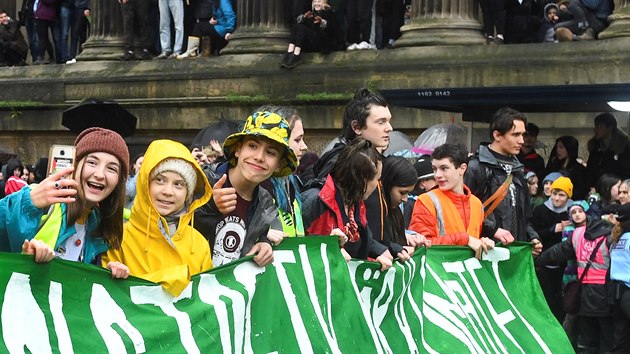Selfíe se švédskou ekologickou aktivistkou Gretou Thunbergovou (ve žluté bundě) na demonstraci v britském Bristolu (28. února 2020)