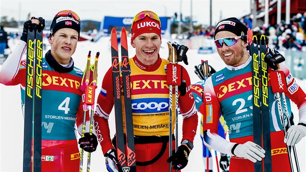 Trio nejlepších ze závodu Světového poháru na 34 kilometrů ze švédského Storlienu do norského Meraakeru. Uprostřed vítěz Alexandr Bolšunov z Ruska, vlevo druhý Johannes Hostflot Klaebo z Norska a vpravo třetí další Nor Emil Iversen.