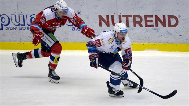 Pardubický hokejista Matej Paulovič (vlevo) stíhá kladenského Petra Vampolu.