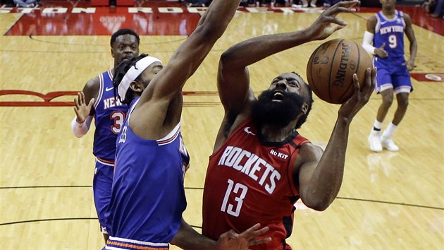 James Harden (vpravo) z Houstonu se sna zakonit pes brncho Maurice Harklesse z New Yorku.