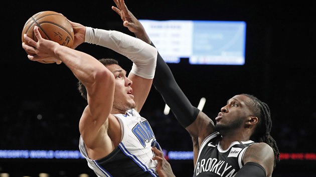 Taurean Prince (vpravo) z Brooklynu brn Aarona Gordona z Orlanda.