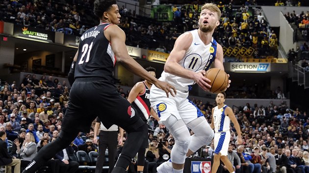 Domantas Sabonis (vpravo) z Indiany se chyst zakonit pes Hassana Whitesida z Portlandu.