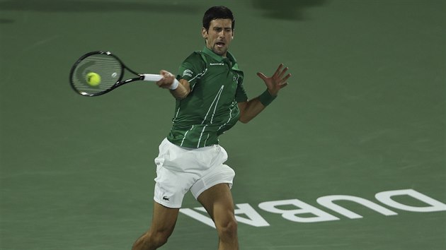 Srbsk tenista Novak Djokov ve finle turnaje v Dubaji.