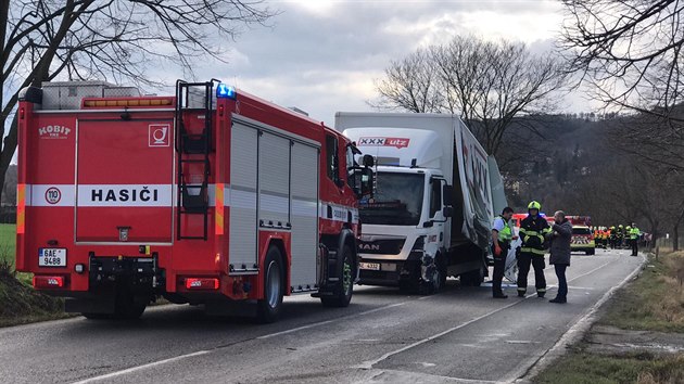 Při nehodě mezi Černošicemi a pražským Radotínem zemřel při srážce osobního a nákladního auta jeden člověk. (27.2.2020)