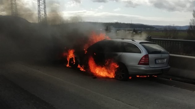 Por auta ve Strakonick ulici. (28.2.2020)