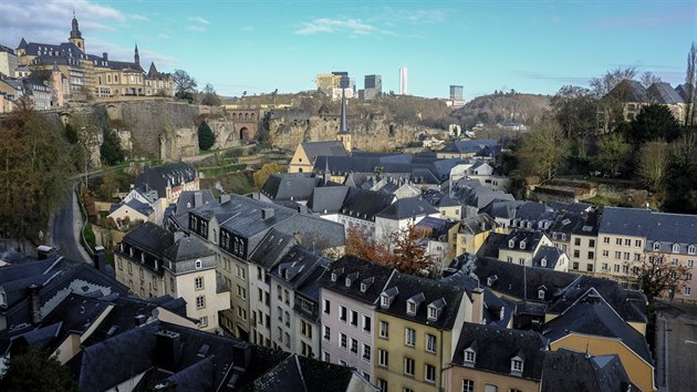 Hlavní město Lucemburska Lucemburk leží na skalnatém masívu nad soutokem řek Alzette a Pétrusse a je významným bankovním a administrativním centrem.
