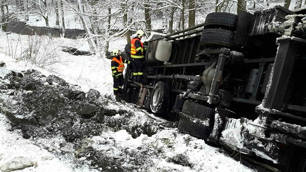 Nkladn automobil pi nehod u Mnichova sjel ze silnice a pevrtil se na bok.