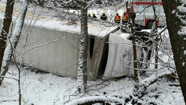 Nkladn automobil pi nehod u Mnichova sjel ze silnice a pevrtil se na bok.