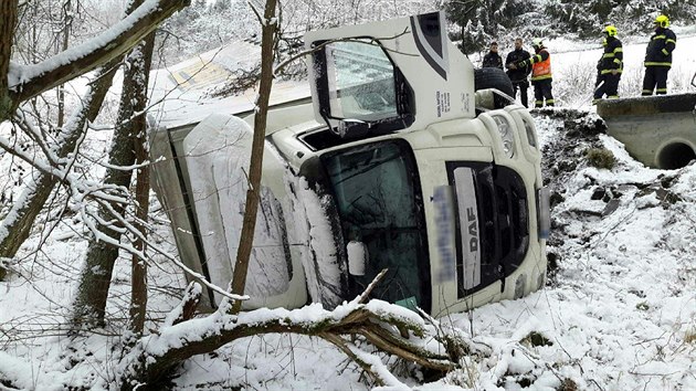 Nkladn automobil pi nehod u Mnichova sjel ze silnice a pevrtil se na bok.