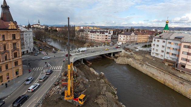 Po tm dvou letech byl pln oteven most v ulici Komenskho v Olomouci, kter je jednou z hlavnch dopravnch tepen. Musel bt pestavn v rmci budovn protipovodovch opaten, kvli stavb jsou ti pilehl ulice nadle uzaveny.