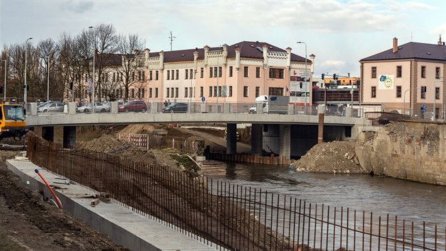 Po tm dvou letech byl pln oteven most v ulici Komenskho v Olomouci, kter je jednou z hlavnch dopravnch tepen. Musel bt pestavn v rmci budovn protipovodovch opaten, kvli stavb jsou ti pilehl ulice nadle uzaveny.