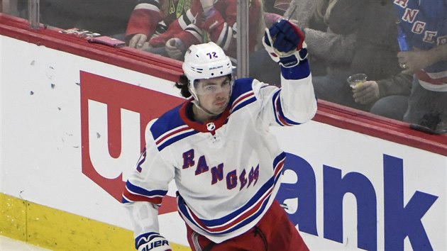 Filip Chytil z New York Rangers oslavuje svj gl.