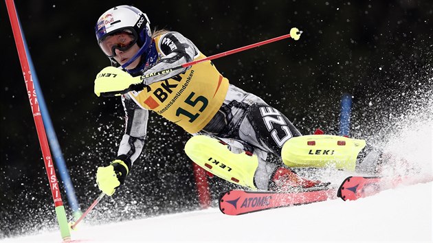 esk lyaka Ester Ledeck projd trat slalomu v rmci alpsk kombinace v Crans Montan.