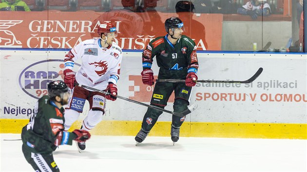 Olomouck tonk Rostislav Olesz (vpravo) bhem duelu s Tincem