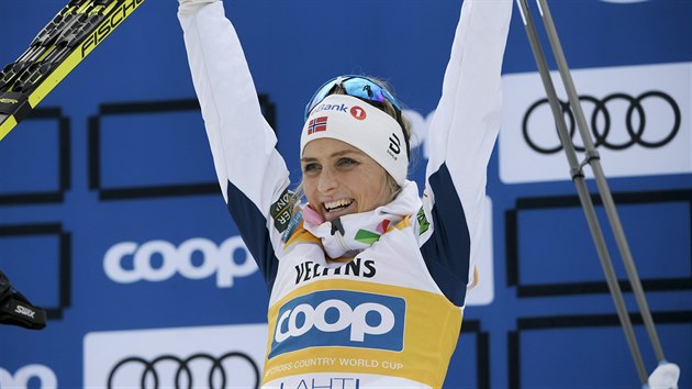 Norsk lyaka Therese Johaugov slav triumf na klasick destce v Lahti.