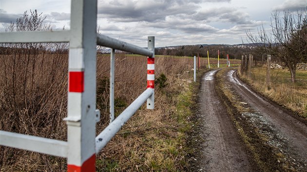 Pr�jezdu n�kladn�ch aut �i hasi�� br�n� ty�e zabetonovan� do cesty, kter� vede kolem sepsk�ch humen (13. 2. 2020).