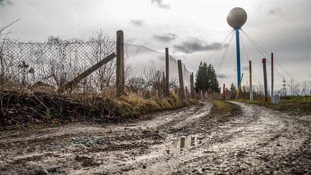 Prjezdu nkladnch aut i hasi brn tye zabetonovan do cesty, kter vede kolem sepskch humen (13. 2. 2020).