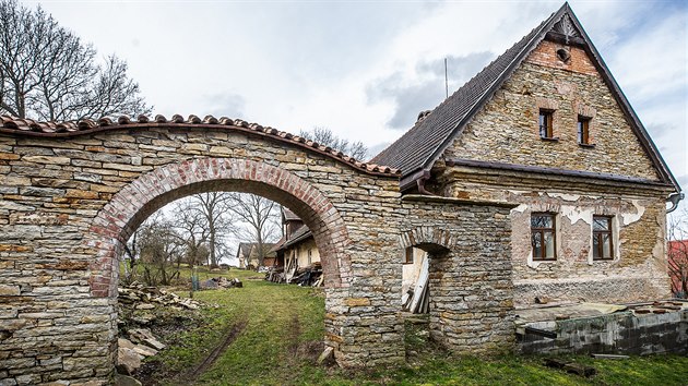 K chalup� Mackov�ch ve Spech se n�kladn� auta nedostanou, v zadn� cest� tomu br�n� ty�e, zep�edu zase historick� br�na (13. 2. 2020).