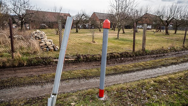 Prjezdu nkladnch aut i hasi brn tye zabetonovan do cesty, kter vede kolem sepskch humen, v nynj Vojnarov ulici (13. 2. 2020).