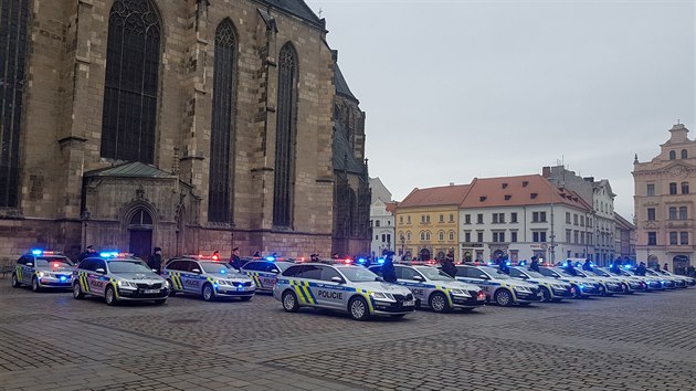 Policisté v Plzeňském kraji dostali 39 nových aut. Patnáct z nich bude sloužit především prvosledovým hlídkám, jsou speciálně upravené. (20. 2. 2020)