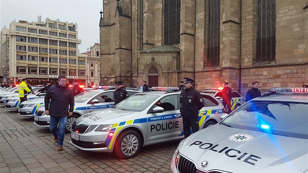 Policisté v Plzeňském kraji dostali 39 nových aut. Patnáct z nich bude sloužit především prvosledovým hlídkám, jsou speciálně vybavené a upravené. (20. 2. 2020)