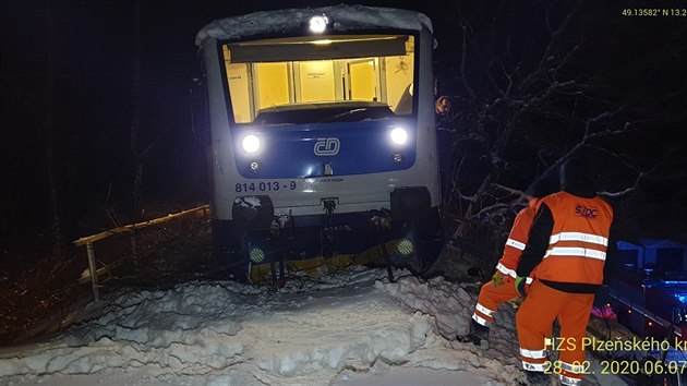 U elezn Rudy v ptek rno najel osobn vlak do spadlho stromu. Nehoda se obela bez zrann.