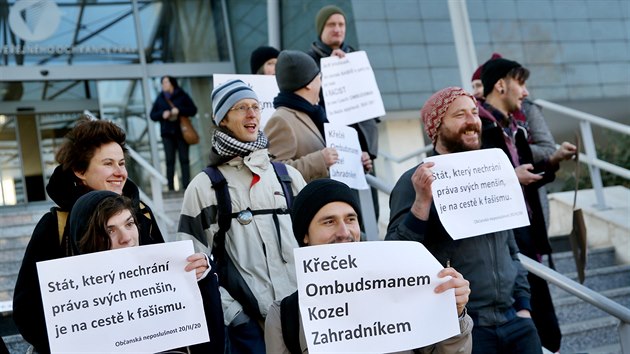 Před sídlem ombudsmana se sešli odpůrci i příznivci Stanislava Křečka, kterému úřad oficiálně předala končící veřejná ochránkyně práv Anna Šabatová. (20. února 2020)