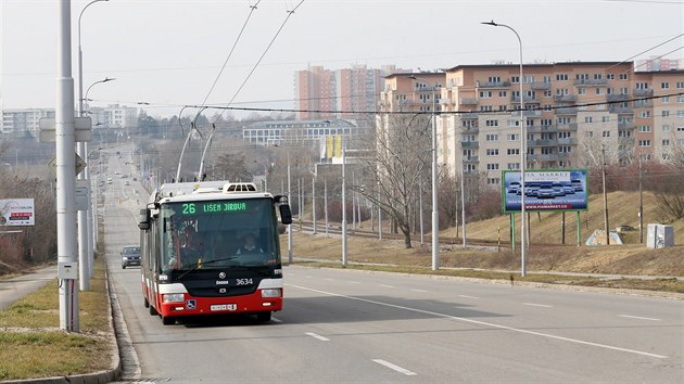 Prodloužená trolejbusová linka od listopadu jezdí do kopce směrem na Jírovu. Podle
zkušeností cestujících se v těchto místech vůz často zpožďuje
