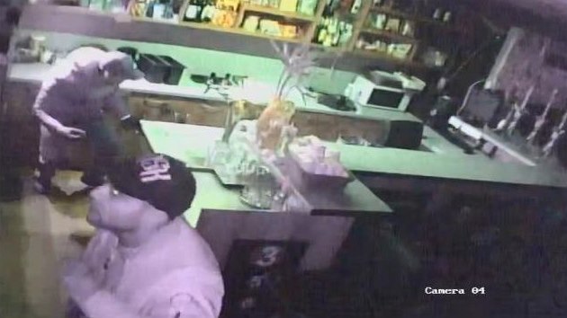 Dvojice zlodj dila v baru ve Vranovsk ulici v Brn. Policist nyn po pachatelch ptraj.