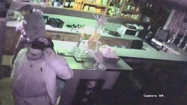 Dvojice zlodj dila v baru ve Vranovsk ulici v Brn. Policist nyn po pachatelch ptraj.