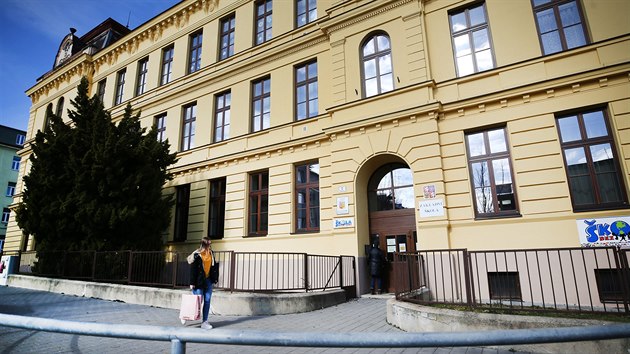 Základní škola Staňkova je od základky v Botanické je vzdálená asi 700 metrů, učí tu kolem 400 žáků. Škola je podle informací z webu zaměřená na výuku českého
jazyka pro děti ze států EU i pro cizince z třetích zemí.