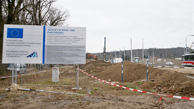 Aktuálně pokračuje v Brně alespoň výstavba části velkého městské okruhu Žabovřeská I.