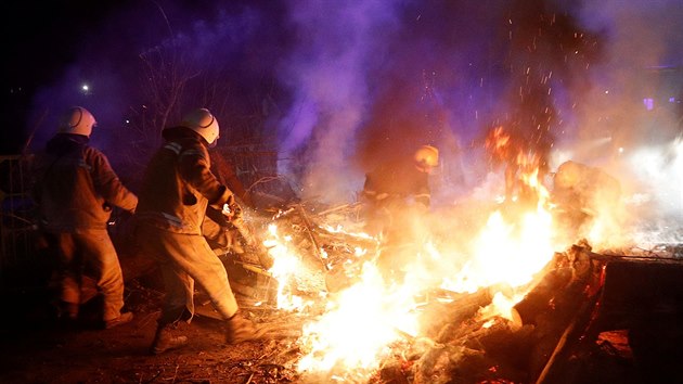Demonstranti v ukrajinskm mst Novi Sanary vytvoili nepovolen barikdy. Zaplili ohn, aby zabrnili policistm a autobusm v pstupu do sanatoria (20. nora 2020).