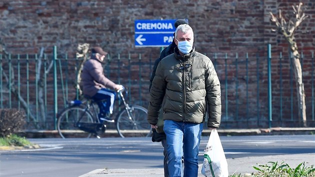 Lidé na ulicích se chrání rouškami. V 11 městech na severu Itálie jsou od pátku na týden uzavřeny školy, kostely, obchody, stadiony, bary a další veřejná místa kvůli epidemii koronaviru. (22. února 2020)