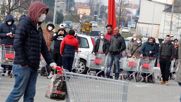 V italském Casalpusterlengu lidé vzali útokem supermarket. (23. února 2020)