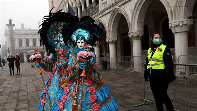 Policistka s rouškou dohlíží na karneval v Benátkách předtím, než byly zrušeny všechny veřejné akce kvůli propuknutí nákazy koronavirem. (23. února 2020)