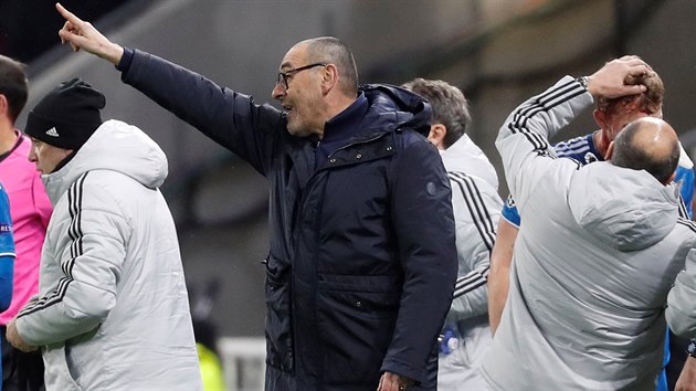 Maurizio Sarri, trenér fotbalistů Juventusu, udílí pokyny. V pozadí ošetřují jeho svěřence Matthijse De Ligta.