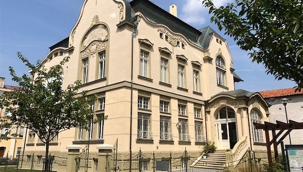 Budova městské knihovny je významnou památkou chebské secesní architektury.