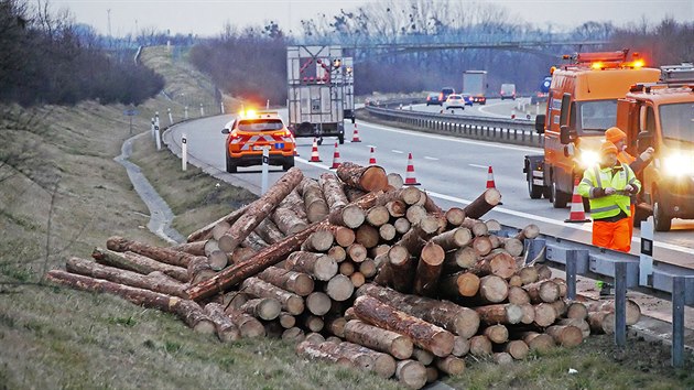 Dálnici D1 na Novojičínsku v pátek ráno zablokovala nehoda kamionu se dřevem.