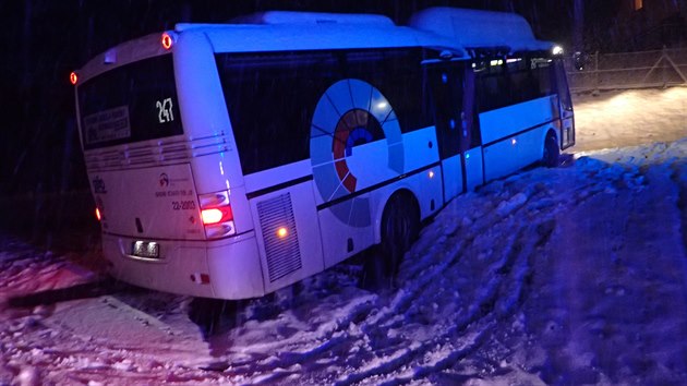 Hasiči v Moravskoslezském kraji měli od pátečního rána kvůli sněhové nadílce několik výjezdů. V Kružberku na Opavsku například vyprošťovali ze sněhu linkový autobus.