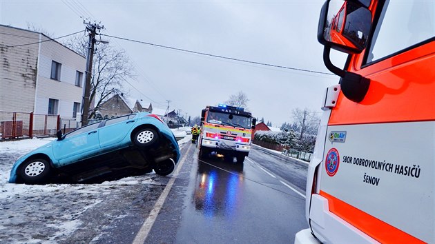 Hasiči v Moravskoslezském kraji měli od pátečního rána kvůli sněhové nadílce několik výjezdů. V Šenově skončil v příkopu se svým vozem řidič hyundaie.